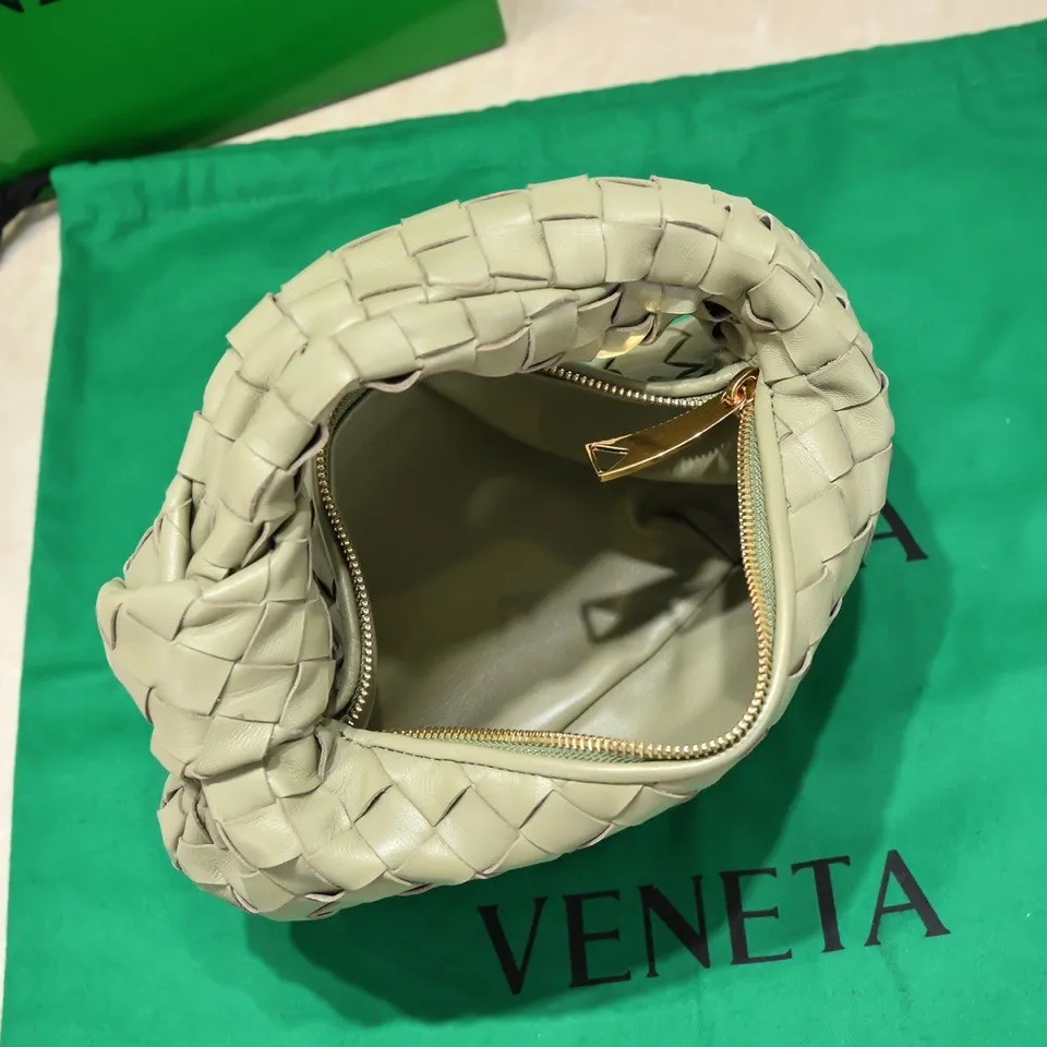 Batch 1120 BV Bottega Veneta's new early spring women's MINI JODIE handbag BV bag 🔥The new method is based on the original rounded corners, knotted with classic woven leather round hobo bag, The most iconic triangular pull-out design, using sheepskin draped soft shape, is super suitable for concave shapes~ Jodie feels really gentle to people, and is definitely the best item for daily matching. It has the same weave, new elements and twists, is compact and versatile, and is the new favorite of street style Internet celebrities! Dimensions: 23x28x8 Model: 6699-1